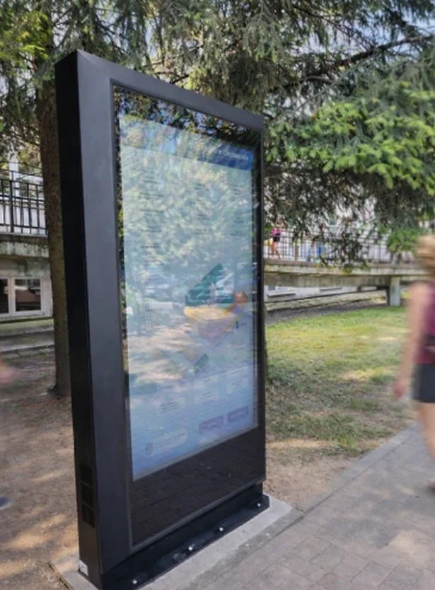 Totem multimedialny zewnętrzny